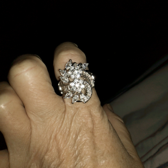 ***STUNNING WHITE SAPPHIRE RING (9)*** - Picture 4 of 4